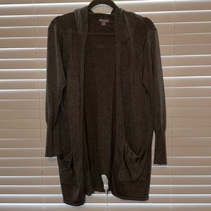 Open tunic-length cardigan with 2 front pockets. Excellent condition.